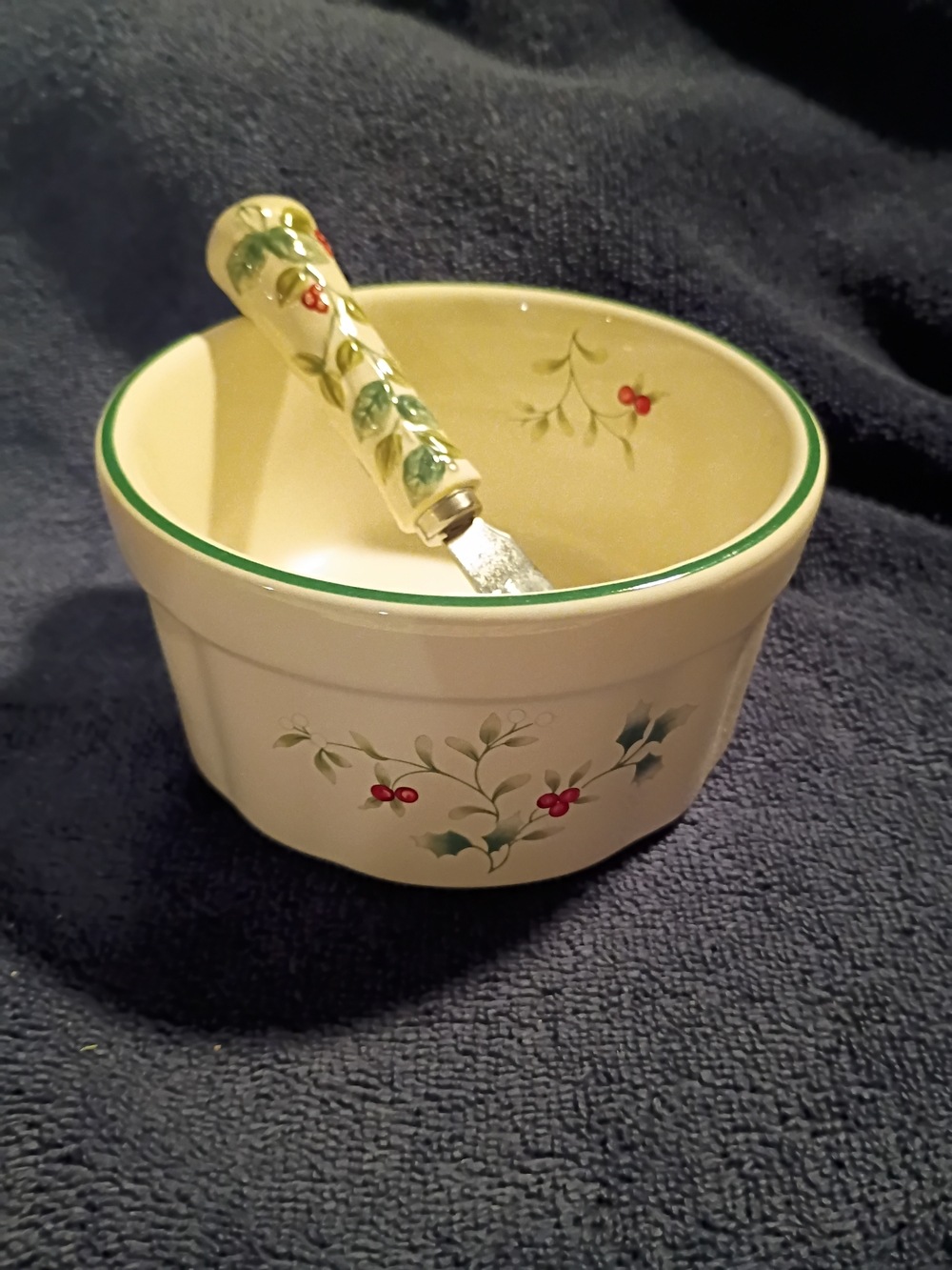 Pfalzgraff Ceramic Holiday Berry Ramekin with Spreader